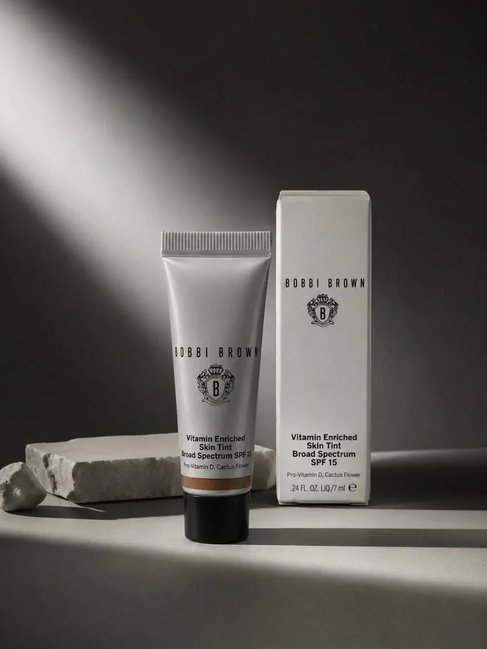 Bobbi Brown - Vitamin Enriched Skin Tint Shade: Golden 4 - SPF 15 - 0.24 fl oz